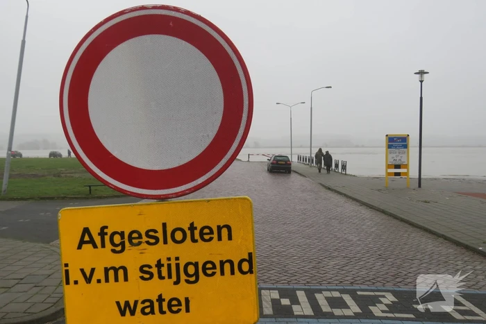 Water van De Waal komt steeds hoger