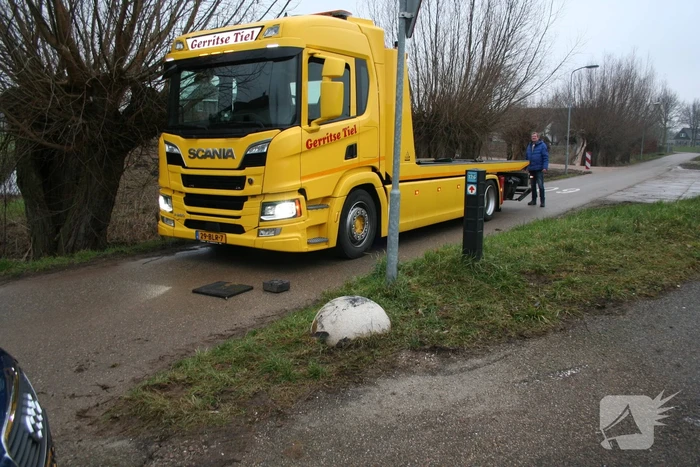 Automobilist rijdt auto vast op betonblok