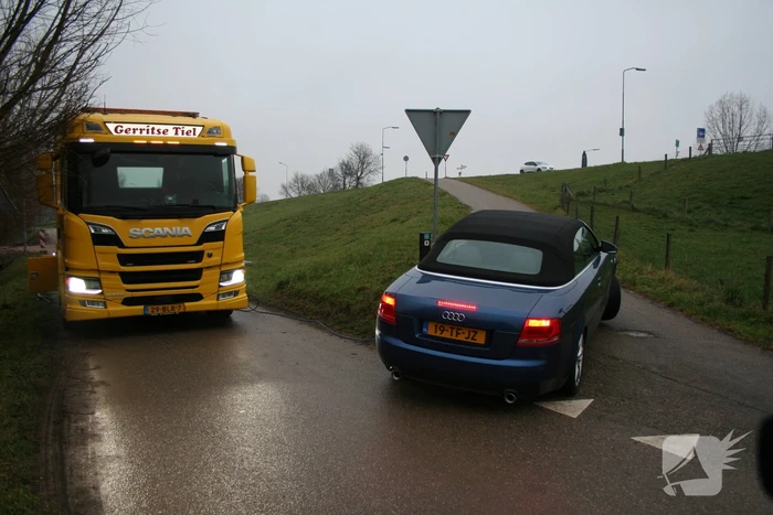 Automobilist rijdt auto vast op betonblok