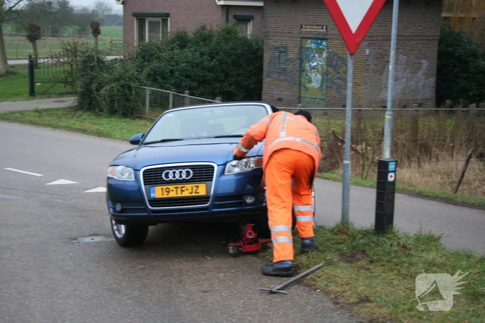 Automobilist rijdt auto vast op betonblok