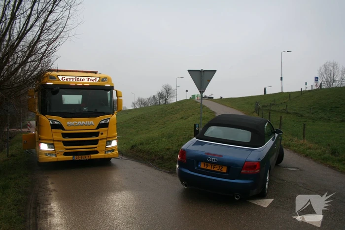 Automobilist rijdt auto vast op betonblok