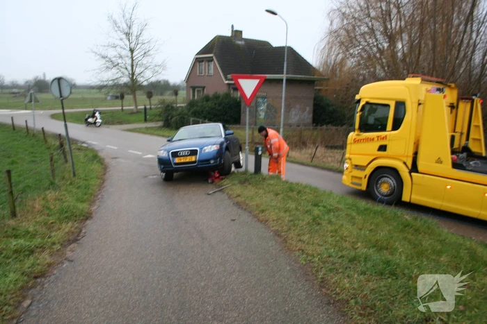 Automobilist rijdt auto vast op betonblok
