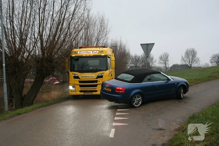 Automobilist rijdt auto vast op betonblok