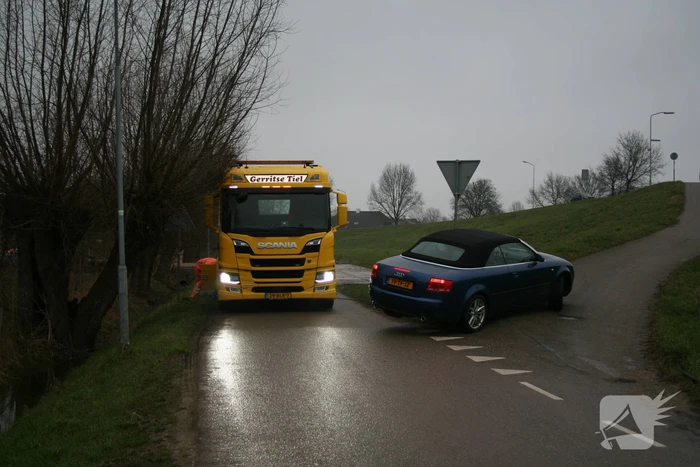 Automobilist rijdt auto vast op betonblok