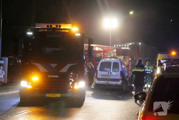 Twee personen gewond na frontale aanrijding