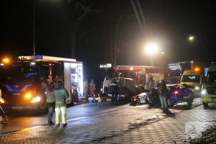 Twee personen gewond na frontale aanrijding