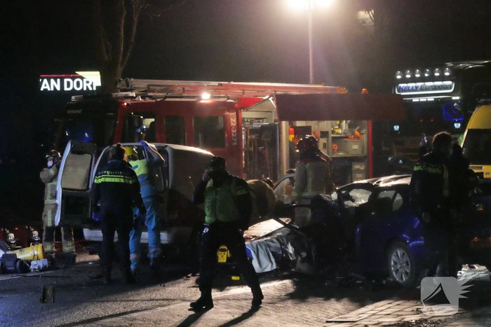 Twee personen gewond na frontale aanrijding