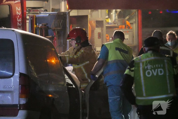 Twee personen gewond na frontale aanrijding
