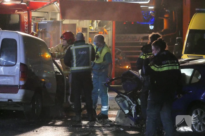Twee personen gewond na frontale aanrijding