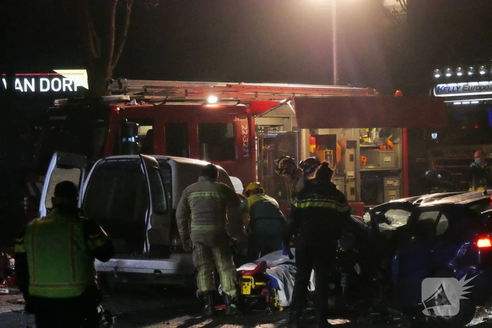 Twee personen gewond na frontale aanrijding