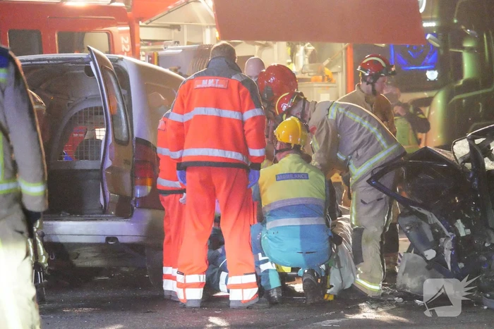 Twee personen gewond na frontale aanrijding