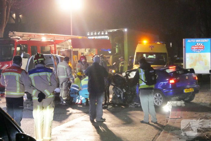 Twee personen gewond na frontale aanrijding