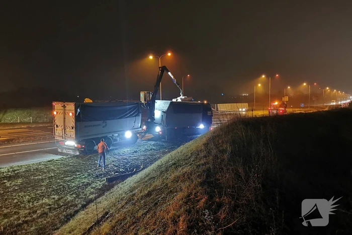 Lading van omgevallen trailer wordt opgeruimd
