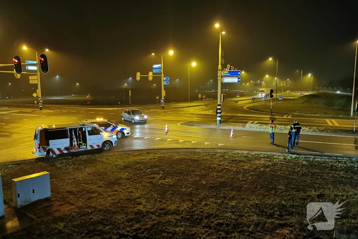 Lading van omgevallen trailer wordt opgeruimd