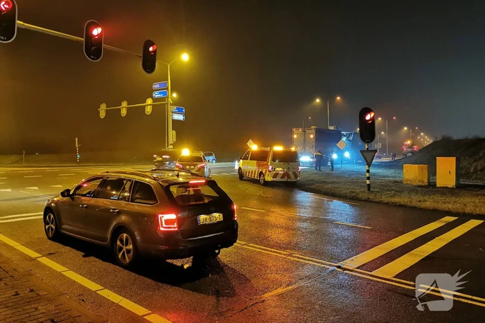 Lading van omgevallen trailer wordt opgeruimd