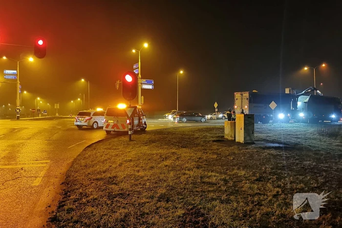 Lading van omgevallen trailer wordt opgeruimd