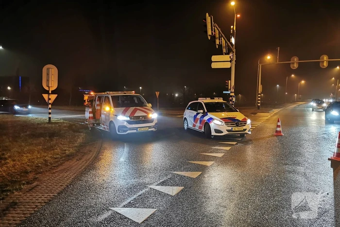 Lading van omgevallen trailer wordt opgeruimd
