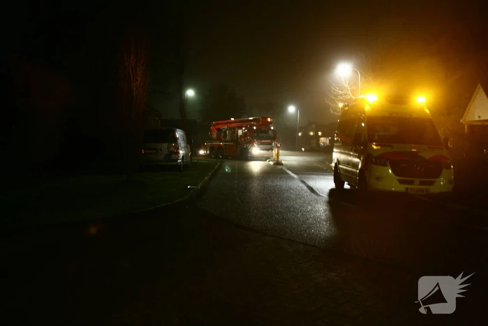 Brandweer haalt patiënt uit woning