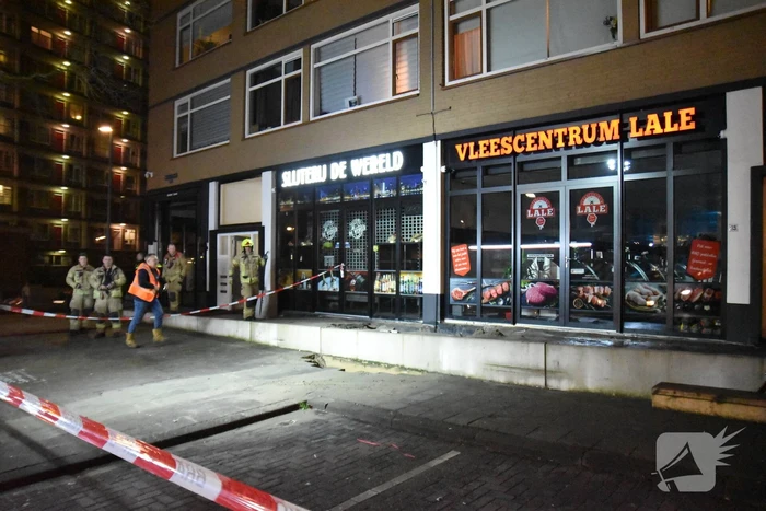 Kelders vol water na sinkhole in trottoir