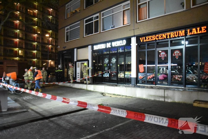 Kelders vol water na sinkhole in trottoir