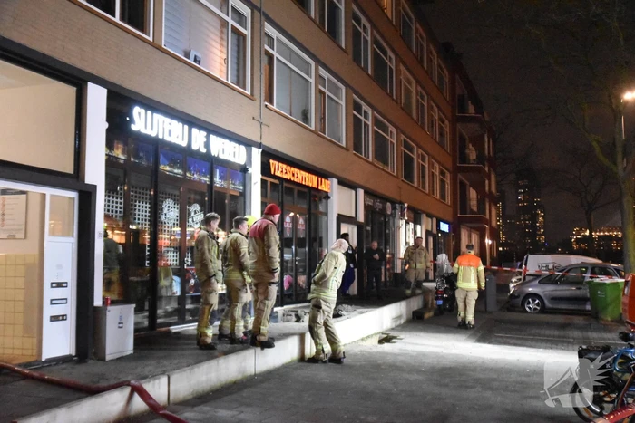 Kelders vol water na sinkhole in trottoir