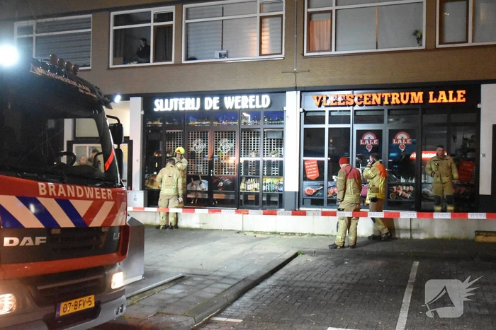 Kelders vol water na sinkhole in trottoir