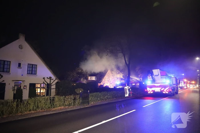 Brand in schoorsteen slaat over op rietenkap
