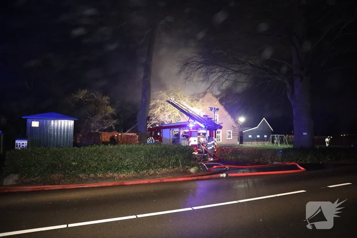 Brand in schoorsteen slaat over op rietenkap