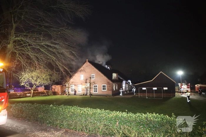 Brand in schoorsteen slaat over op rietenkap