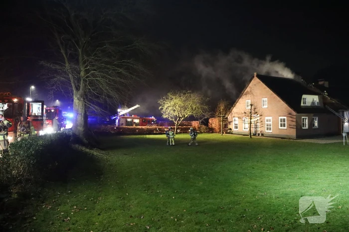 Brand in schoorsteen slaat over op rietenkap
