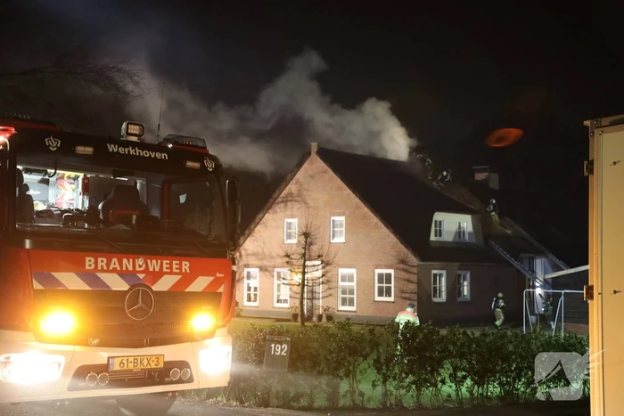 Brand in schoorsteen slaat over op rietenkap
