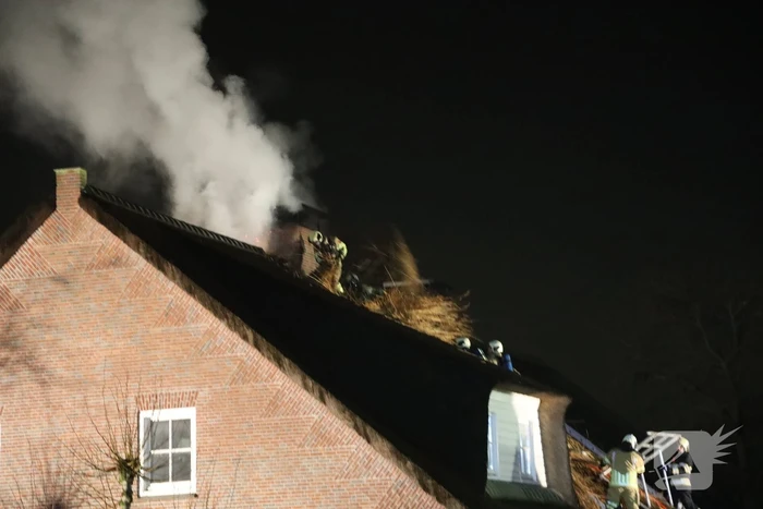 Brand in schoorsteen slaat over op rietenkap