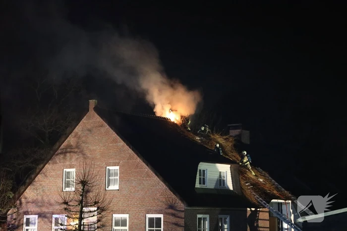 Brand in schoorsteen slaat over op rietenkap