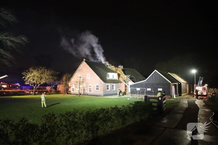 Brand in schoorsteen slaat over op rietenkap