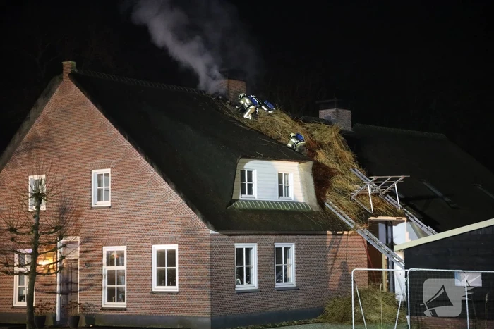 Brand in schoorsteen slaat over op rietenkap