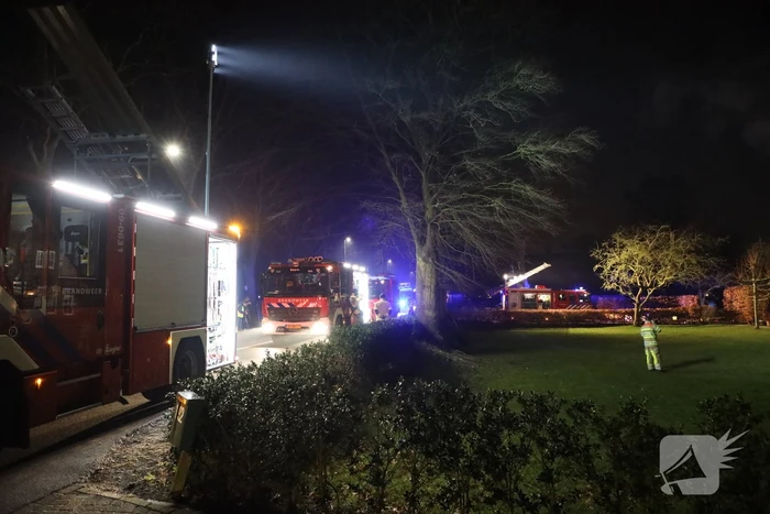 Brand in schoorsteen slaat over op rietenkap