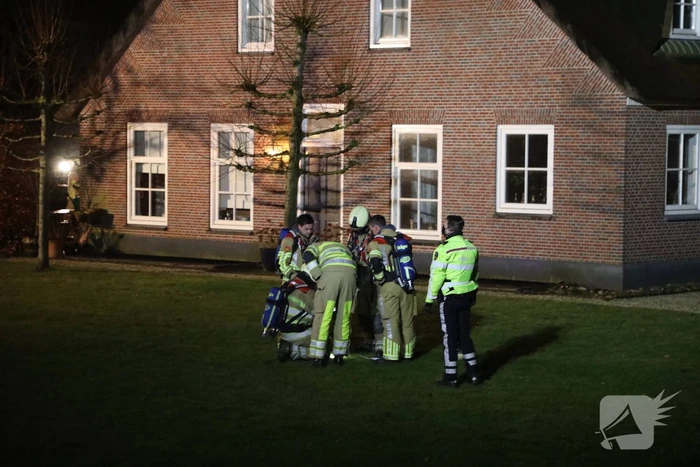 Brand in schoorsteen slaat over op rietenkap