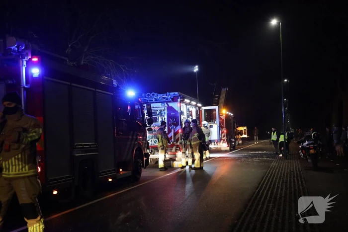 Brand in schoorsteen slaat over op rietenkap