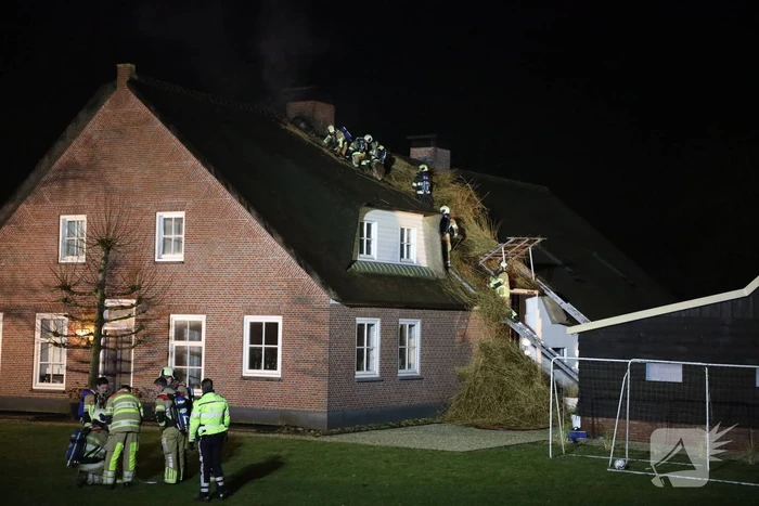 Brand in schoorsteen slaat over op rietenkap