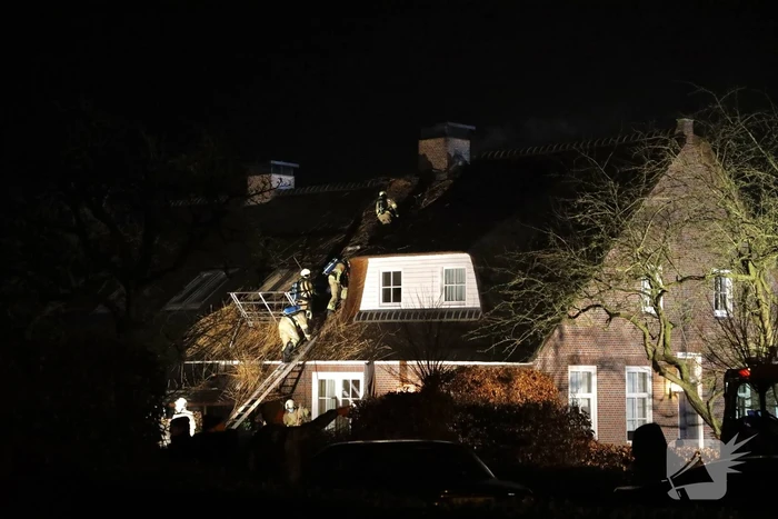 Brand in schoorsteen slaat over op rietenkap