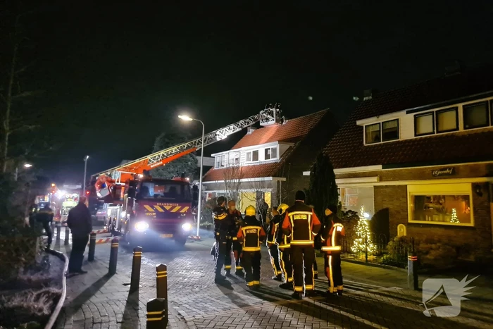 Brandweer blust hevige schoorsteenbrand