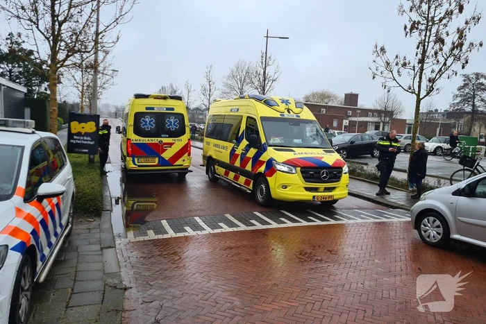 Overstekende fietsster gewond bij botsing met auto