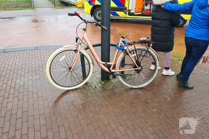 Overstekende fietsster gewond bij botsing met auto