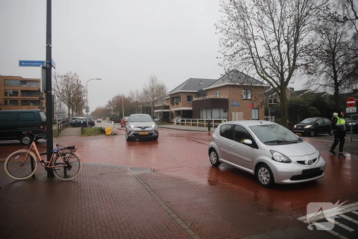 Overstekende fietsster gewond bij botsing met auto
