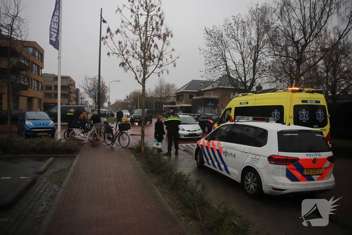 Overstekende fietsster gewond bij botsing met auto