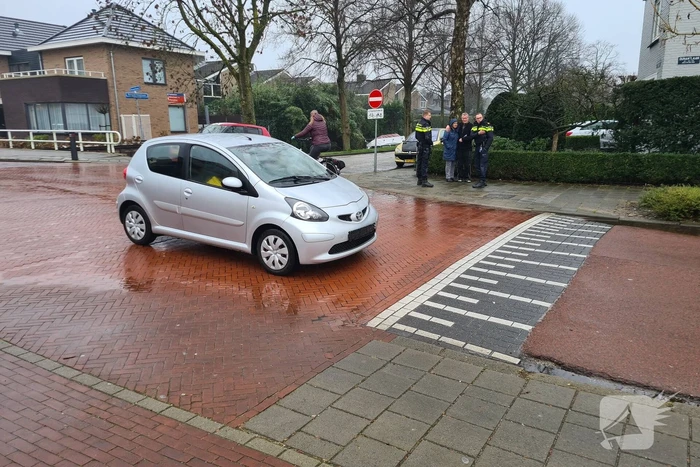 Overstekende fietsster gewond bij botsing met auto