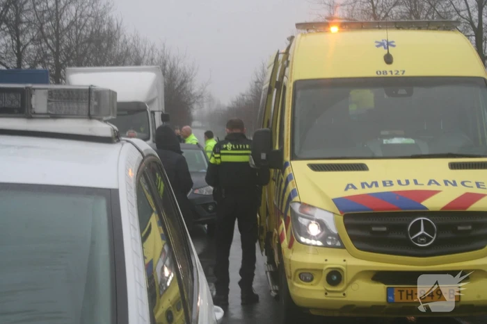 Vrachtwagen botst auto