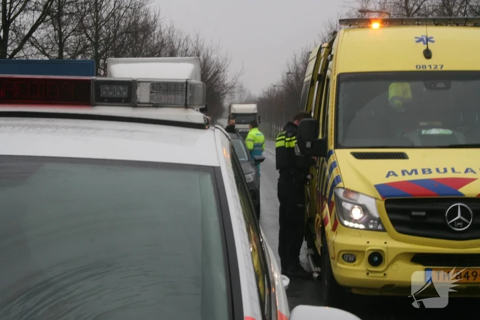 Vrachtwagen botst auto