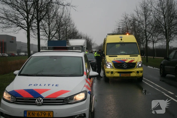 Vrachtwagen botst auto