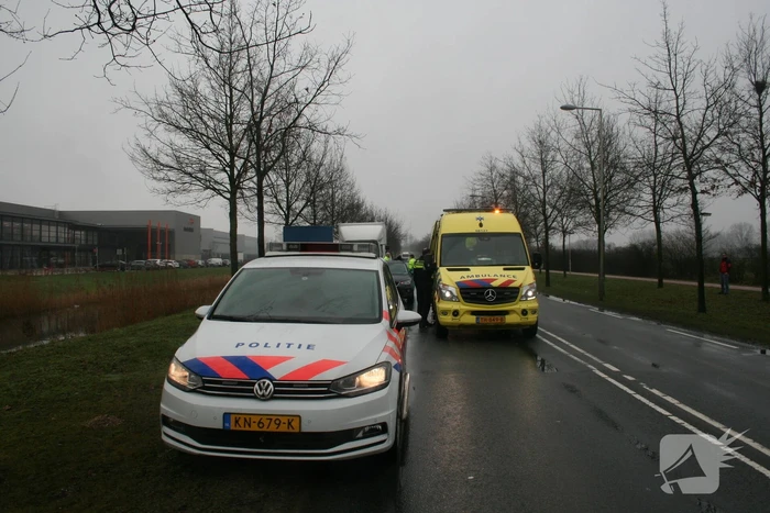 Vrachtwagen botst auto